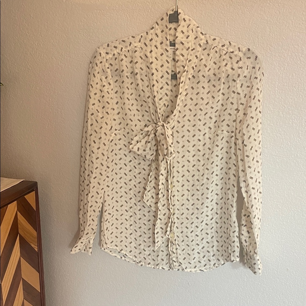 Banana Republic 100%Silk Elegant Cream Blouse small print with Bow Detail